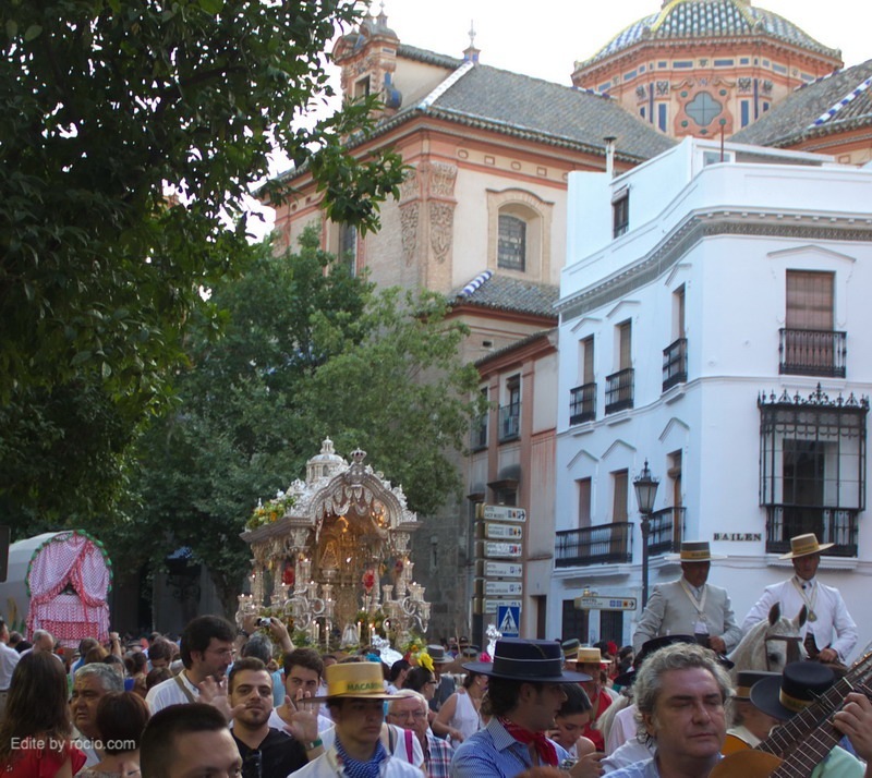 La Hdad.del Rocío de la Macarena en la Plaza de la Magdalena