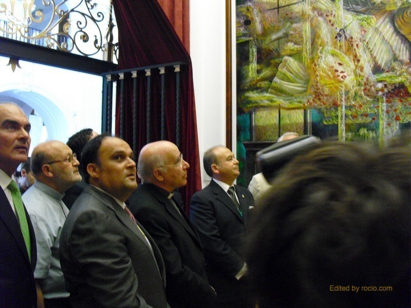 Monseñor Vilaplana admirando los murales laterales