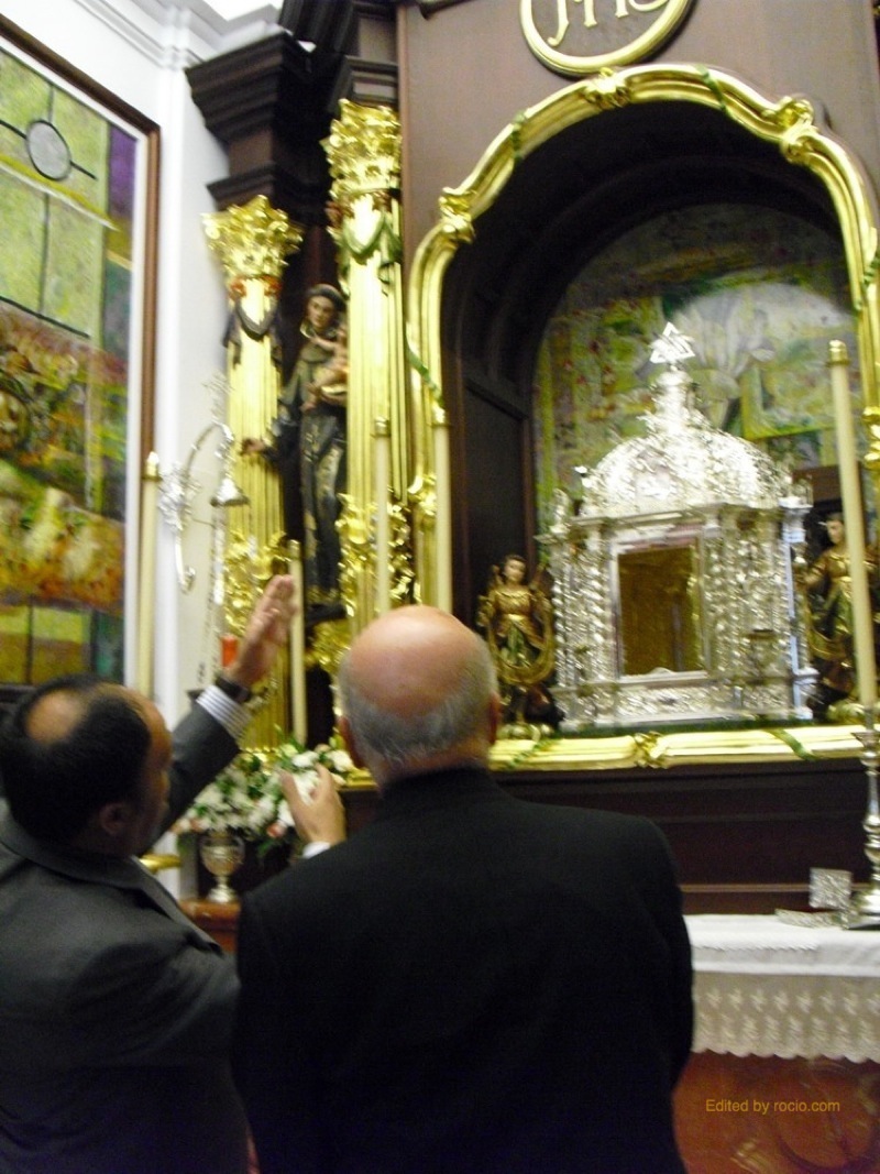 El Presidente de la Hdad. Matriz explicando detalles al Sr. Obispo