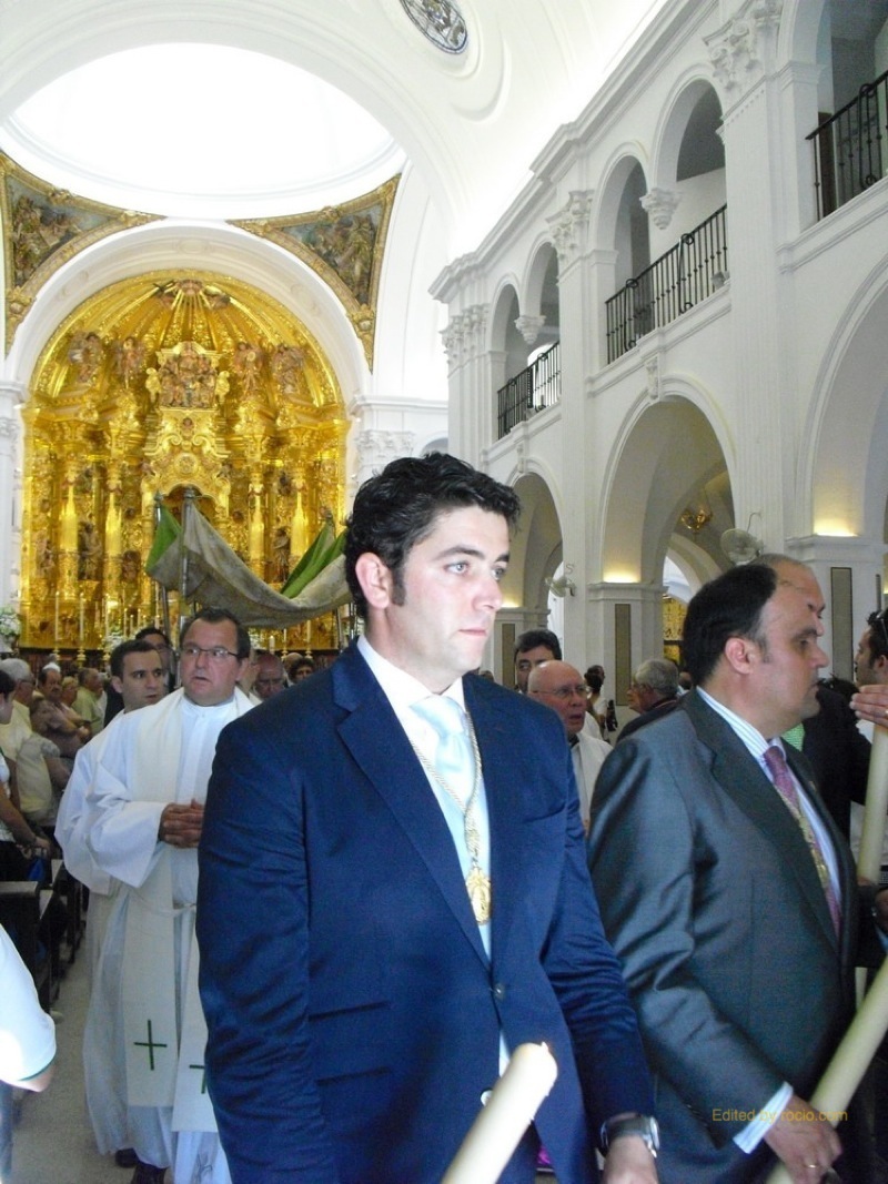 Procesión Eucarística, en primer plano, el Hno. Mayor de la Hdad Matriz 2011, Isidro Medina