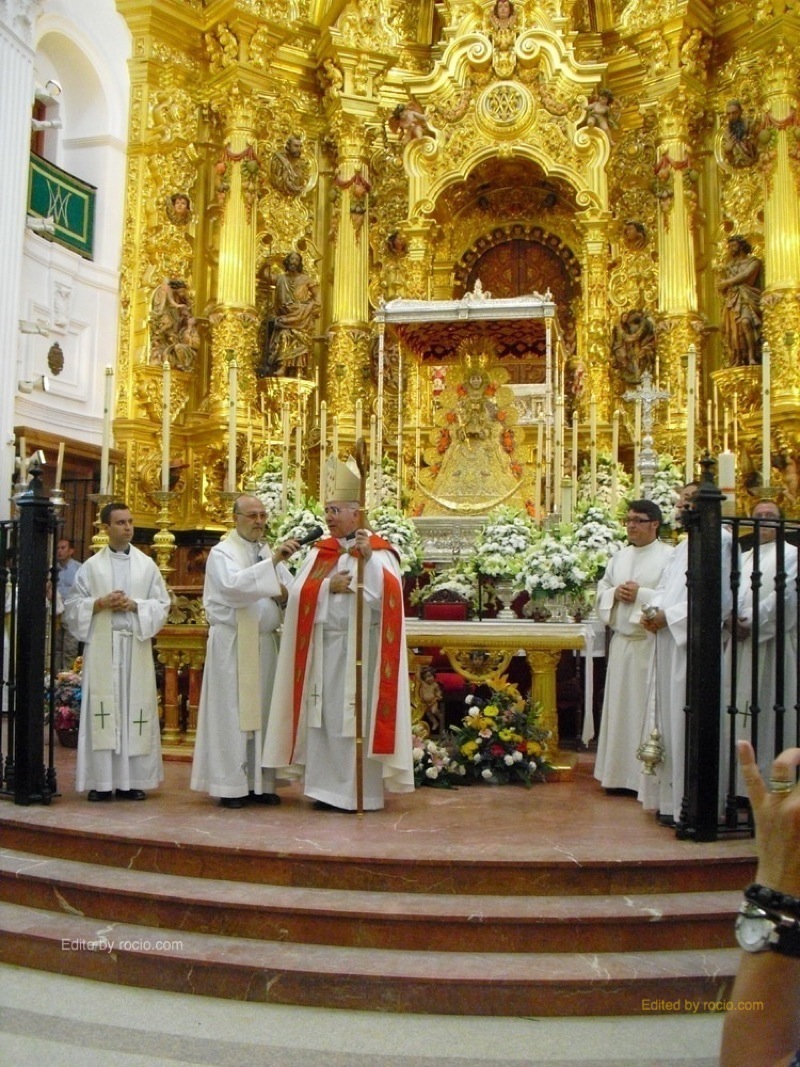 El Sr. Obispo dando la Bendición