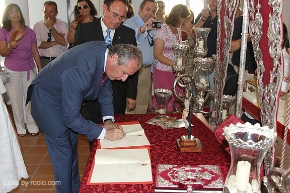 Acto de la firma del nuevo Hermano Mayor para el 2012.
