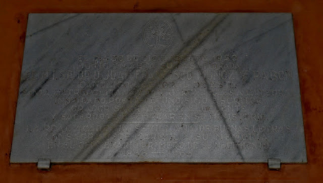 Placa de la fachada: La Academia de las Buenas Letras de Sevilla colocó esta placa en la que se dice lo siguiente: El día 30 de Diciembre de 1920 murió en esta su casa-morada el M.I.S.R.Dr. D. Juan Francisco Muñoz y Pabón canónigo lectoral de esta santa metropolitana y patriarcal Iglesia Catedral inspirado por ta(n) fecundísimo escritor orador sagrado muy elocuente y sacerdote ejemplar en su ministerio. La Real Academia de Sevilla de las Buenas Letras consagra este mármol a su memoria en el centenario primero de su nacimiento. 1866-1966