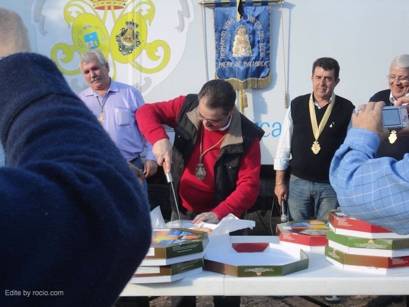 D. Juan Padilla en el corte de la ensaimada