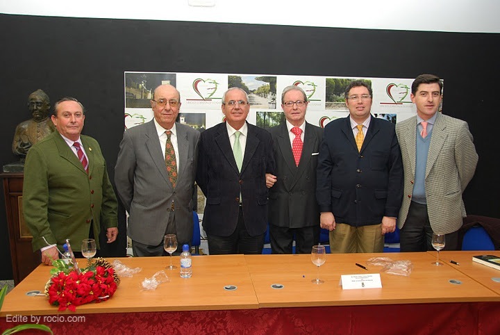 Simón Joaquín, Hermano Mayor de la Hdad. del Rocío de Hinojos, Miguel Angel Ruiz de Vargas, sobrino-nieto de Muñoz y Pabón, Antonio López, de la Universidad Pablo de Olavide (Sevilla), Daniel Pineda Novo, académico y prologuista de la obra, Juan Ignacio Reales, Presidente de la Hdad. Matriz de Almonte, y Santiago Padilla, autor de la obra