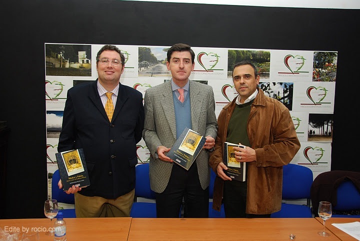 Juan Ignacio Reales, Presidente de la Hdad. Matriz de Almonte, el autor y el editor de la obra, Cándido Guerrero