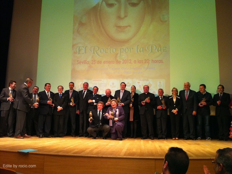 Foto general de los Homenajeados con la entrega de estatuillas conmemorativas