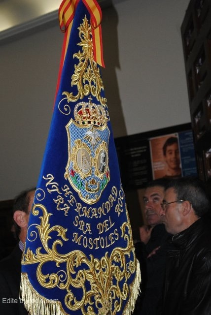 Guión portado por el Alcalde de Carretas II, dirigiéndose a los salones parroquiales.