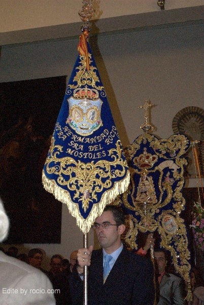 Guión llevado por nuestro Alcalde de Carretas I y simpecao detrás, portado por el Prioste I