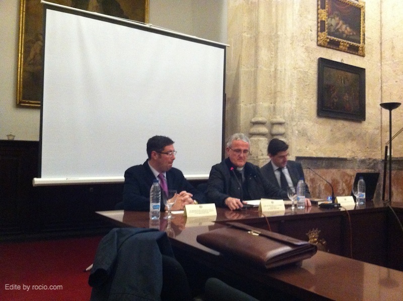 Mesa de la Presentación: Pte. de la Hdad. Matriz, deán del Ilmo. Cabildo de la S.I. Catedral de Sevilla y Santiago Padilla