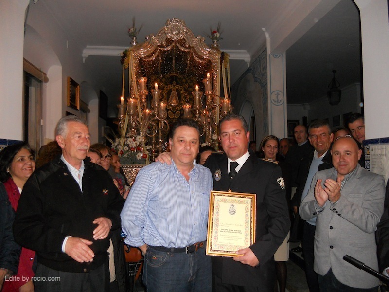 El Vicepresidente de la Hermandad, Paco Moreno Calero, en presencia de Emiliano Cabot y del Concejal de Seguridad, Emilio Bogarín, entrega al 2º Jefe de la Policía de Isla Cristina, Pedró Álvarez, un recuerdo de nuestra Hermandad.