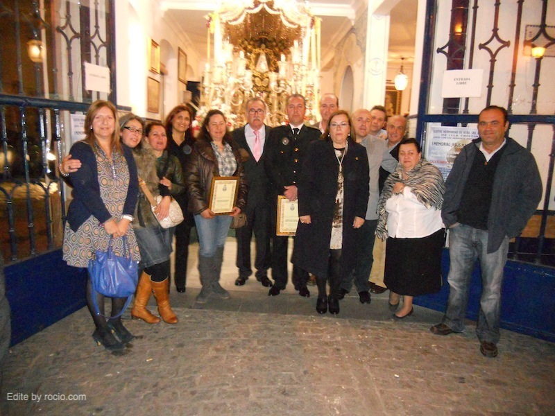 La Junta de Gobierno de la Hermandad del Rocío de Isla Cristina con el Segundo Jefe de la Policía y el Concejal de Seguridad, Emilio Bogarín.