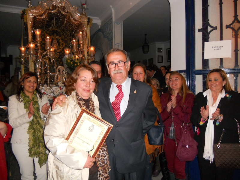 La Hermana Mayor Pepa Mirabent recibe de manos del Presidente Paco Amorós un recuerdo de la Hermandad para la Peña La Carcoma por haber cantado la Salve al Simpecado.