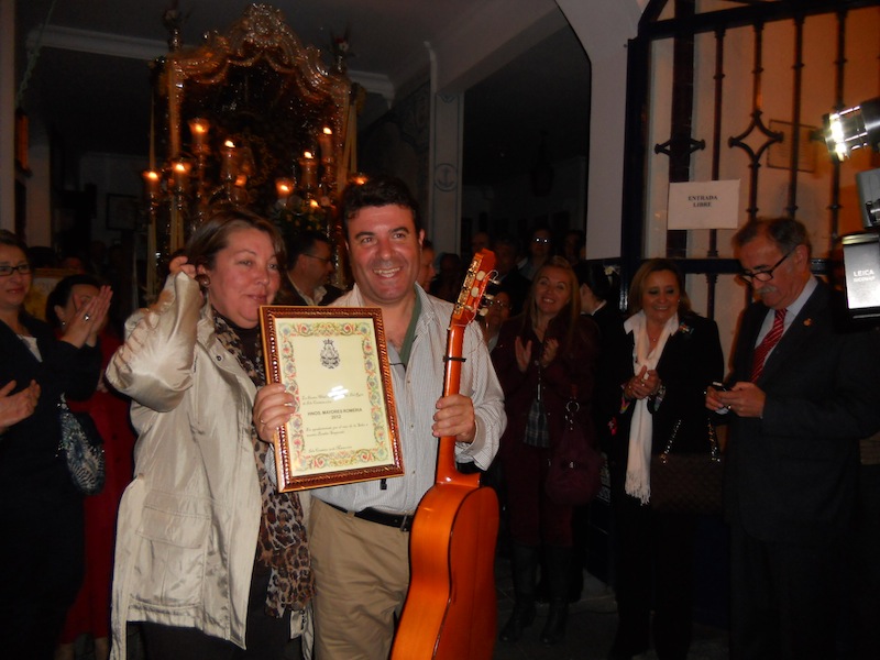 Los Hermanos y Hermanas Mayores le entregan a Nacho Vinagre el recuerdo de la Hermandad.