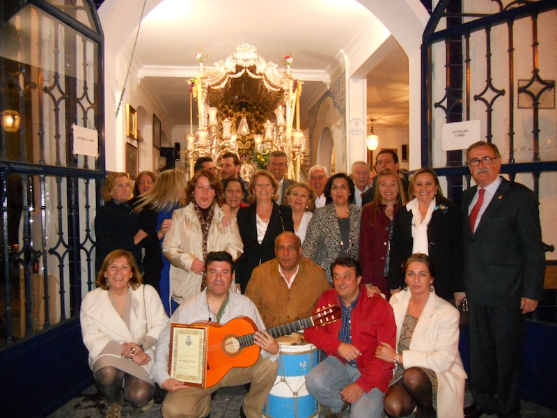 foto de familia de los hermanos y hermanas mayores con la Alcaldesa, Presidenta del Consejo, Presidente de la Hermandad