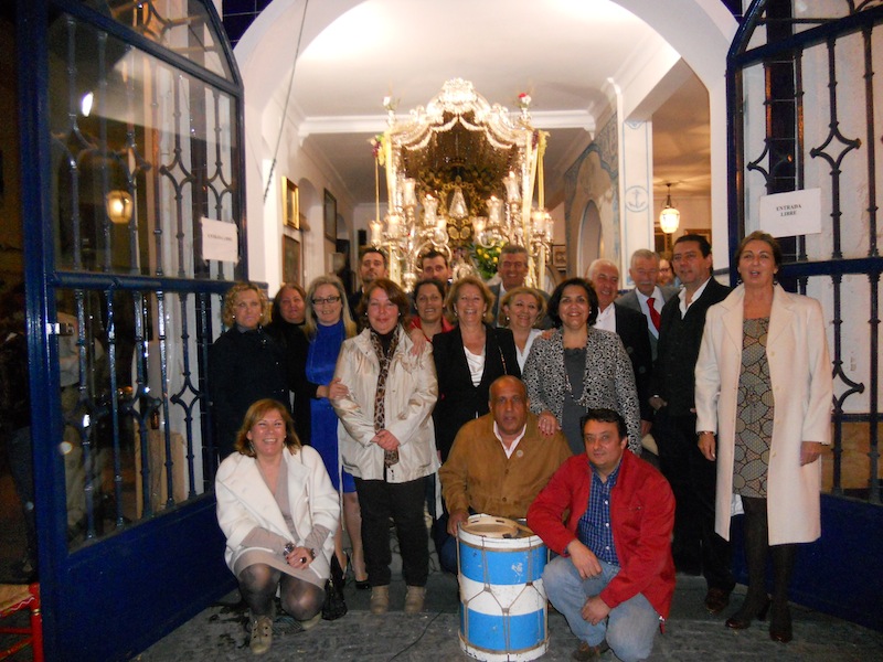Los Hermanos y Hermanas Mayores de la Romería 2012 a los pies del Simpecado.