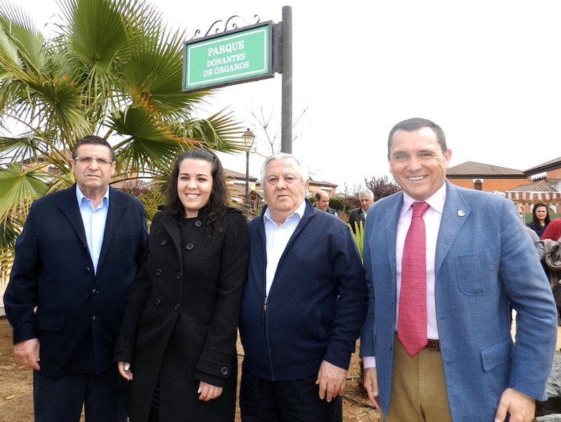 Francisco, donante vivo de riñón para su hijo, Virginia, donante viva de hígado para su madre, y Manuel, donante de organos de su hijo fallecido, junto al Alcalde de Umbrete en la inauguración del “Parque Donantes de Órganos”.