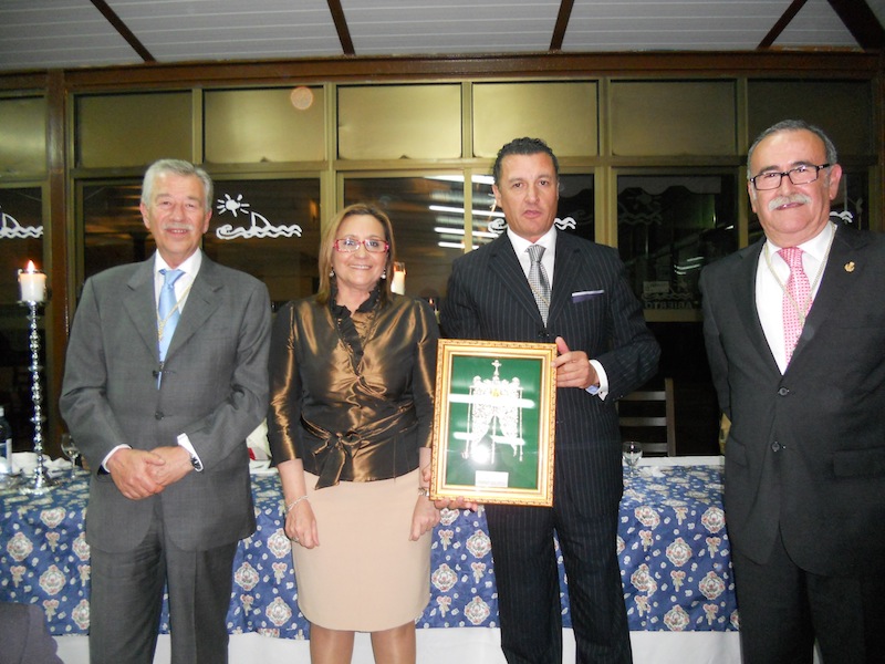 El Hermano Mayor de la Peña La Carcoma, Emiliano Cabot Candón, la Alcaldesa, el Pregonero con la réplica del Simpecado que le regaló la Hermandad y el Presidente Francisco Amorós