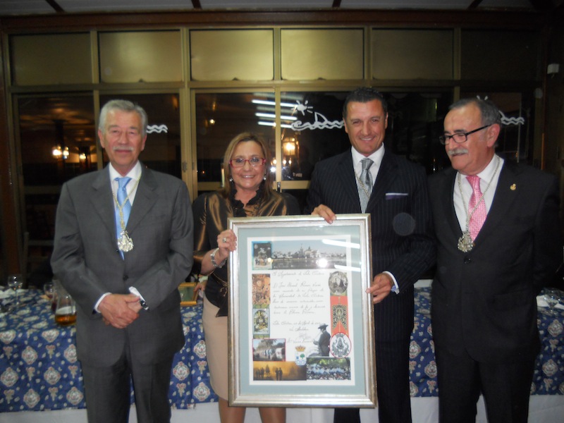 El Pregonero con el cuadro que le regaló el Ayuntamiento obra del artista isleño Francis Zamudio.