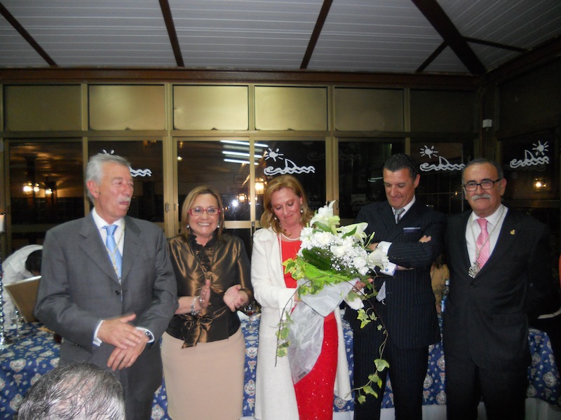 A la mujer del Pregonero, Rocío, la Hermandad obsequió con un ramo de flores.