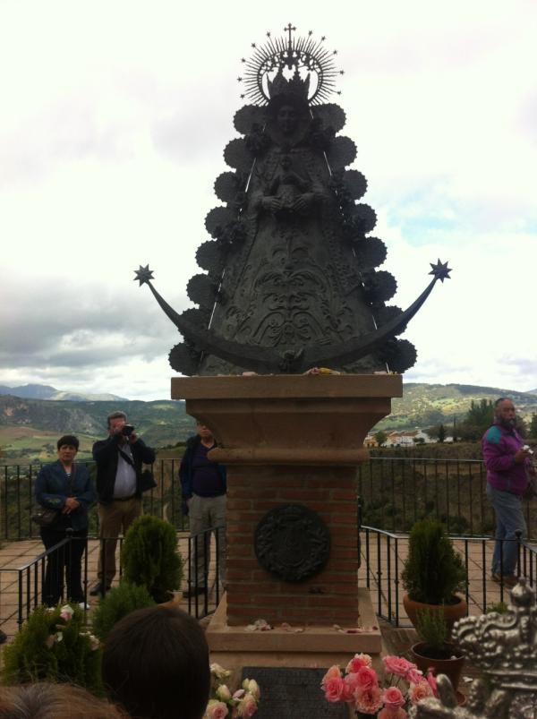 Frente al Monumento a la Virgen del Rocío
