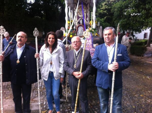 Alcaldesa de Ronda junto al Hno. Mayor y autoridades
