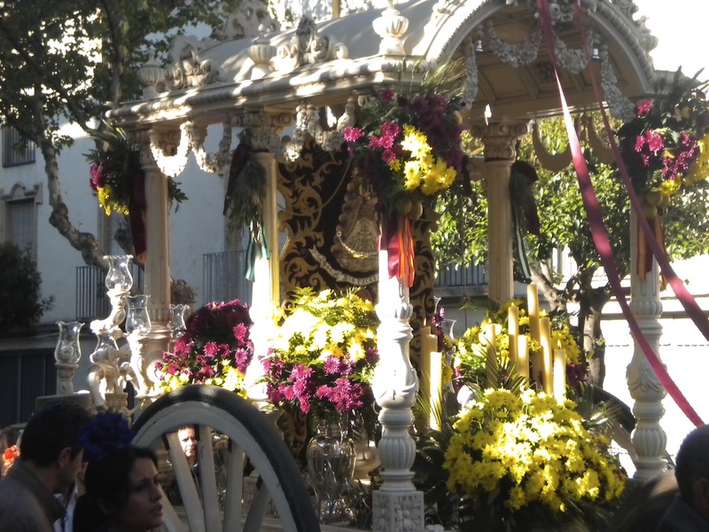 Carreta y simpecado a su paso por el Paseo