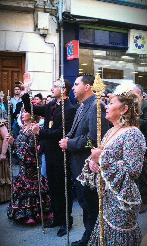 El pregonero, junto al capellán y la presidenta de la Hdad, exaltando al simpecado y la Virgen del Rocío tras la salve ante las RR.MM. Dominicas