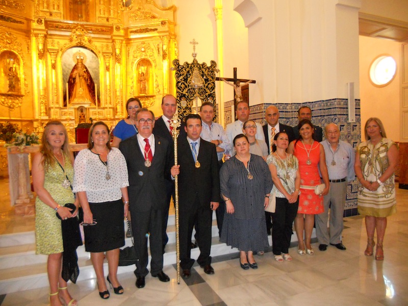 Delante de nuestro Bendito y Venerado Simpecado, con la Alcaldesa de Isla Cristina, Dª Mª Luísa Faneca, la Presidenta del Consejo de Hermandades y Cofradías de Isla Cristina, Dª Pepa Mary Serrano, la Junta de Gobierno de la Hermandad con el nuevo Hermano Mayor Juan Vázquez Maraver.