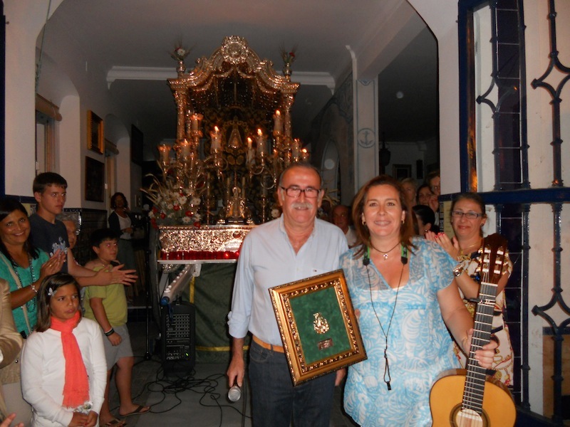 El Presidente Francisco Amorós le hace entrega a Mari Toni Contreras, en representación de