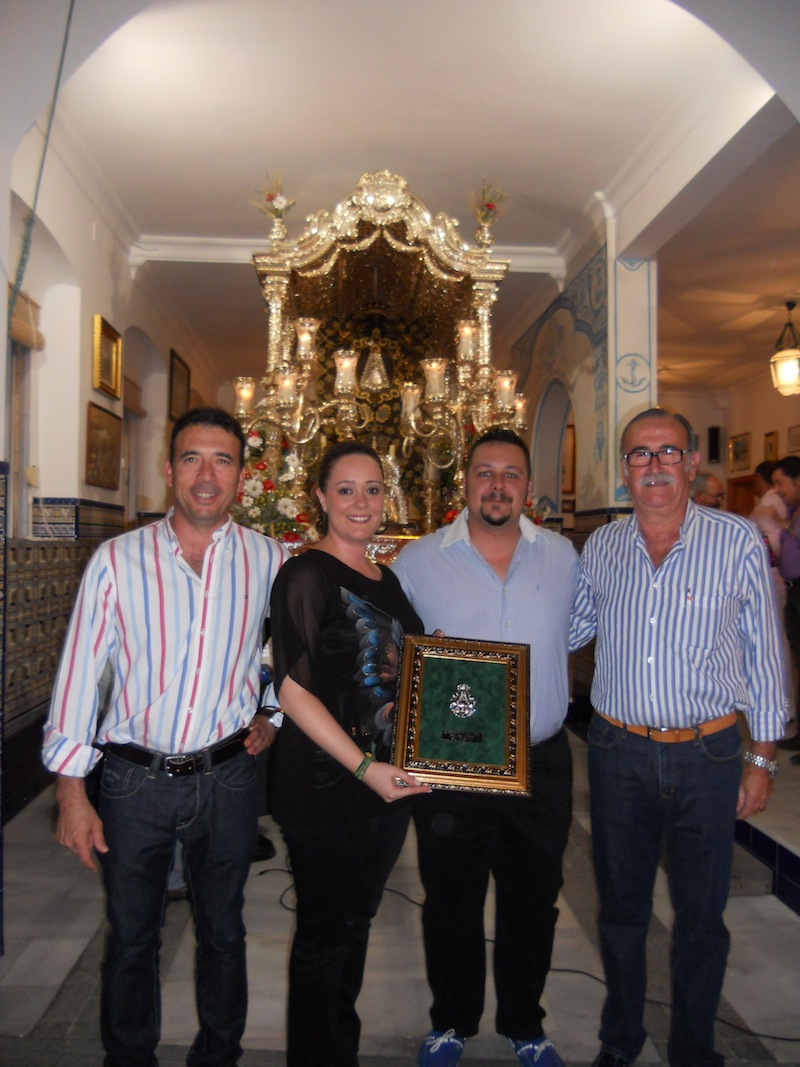 El dúo Caminando junto al Hermano Mayor Juan Vázquez Malavé y el Presidente de la Hermandad Francisco Amorós
