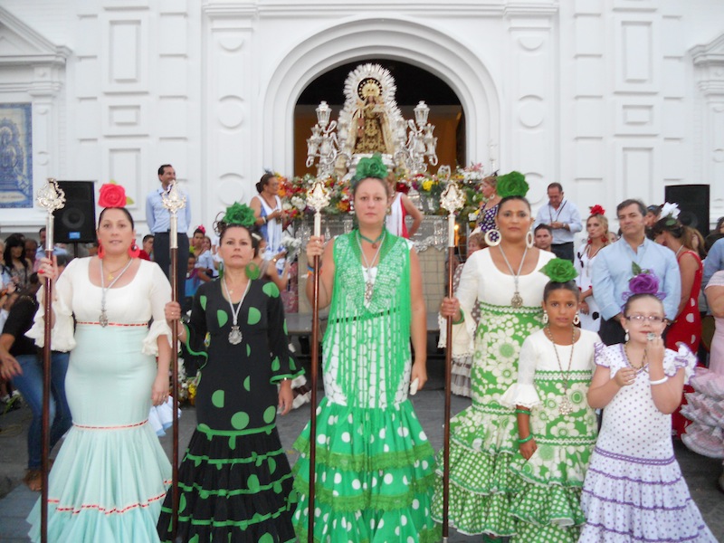 Por Las Palmeras haciendo la salida y ante la Virgen del Carmen una vez hecha la ofrenda de flores y alimentos.