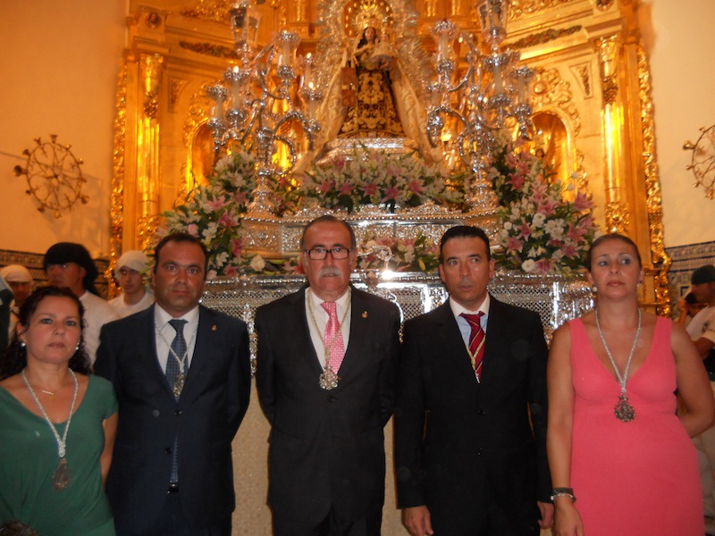 Por Las Palmeras haciendo la salida y ante la Virgen del Carmen una vez hecha la ofrenda de flores y alimentos.