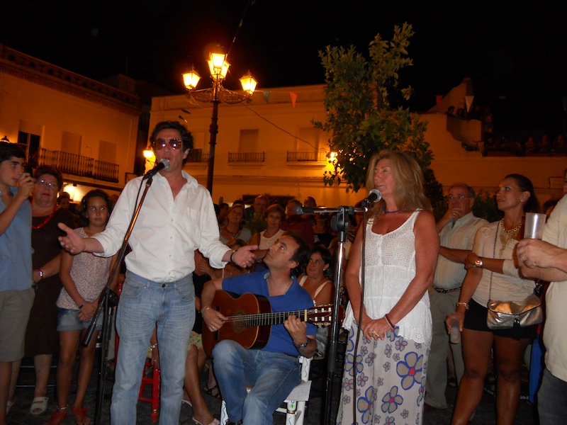 Arturo y Carmen Pareja Obregón interpretando la Salve