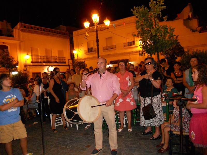 David Garzón, tamborilero de la Hermandad, interpretando la Salve