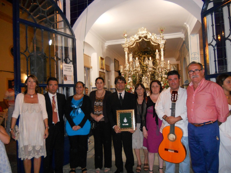 Foto de Familia de los intérpretes de la Salve acompañados por el Hermano Mayor, Juan Vázquez , su esposa Lola y el Presidente, Francisco Amorós