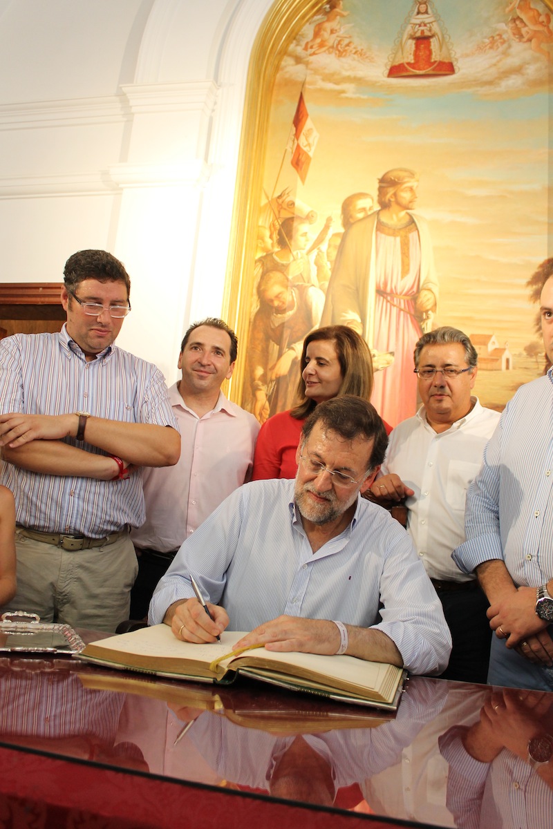 El Sr. Presidente firmando el libro de Honor. De pie, el Presidente de la Matriz, Alcalde de Almonte, la ministra, Fátima Bañez y el Sr. Zoido, Presidente del PP andaluz