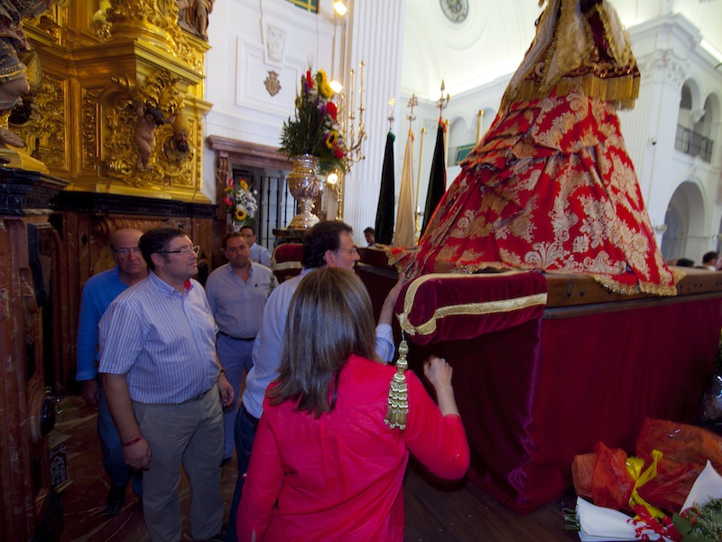 Besando el manto de la Virgen