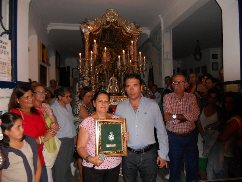 Loli Garrido, directora del Coro, con el Hermano Mayor Juan Vázquez Malavé
