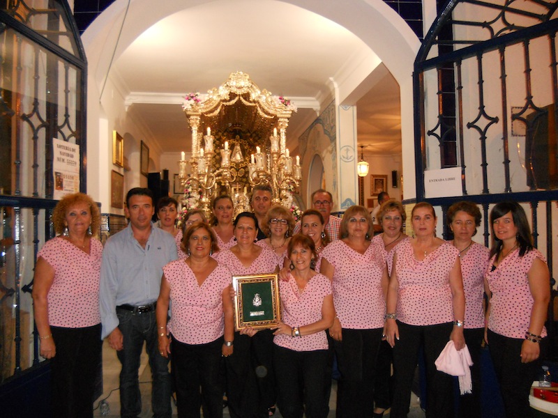 Foto de familia ante el Simpecado en compañía del Hermano Mayor