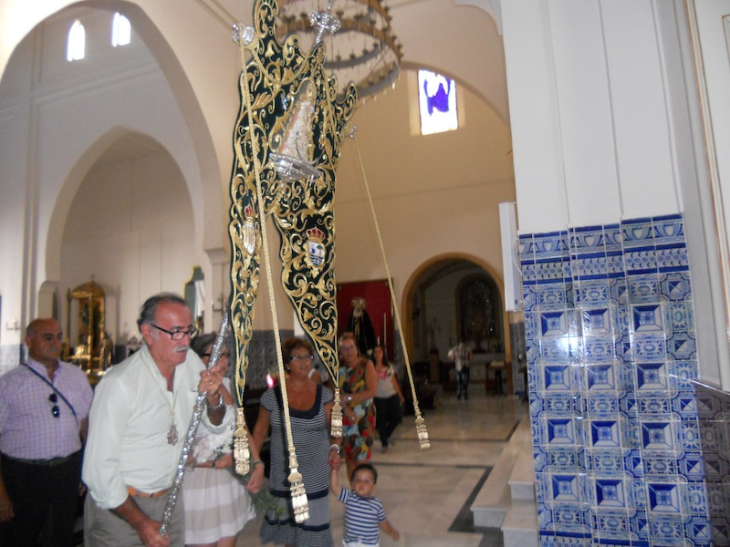 El Presidente, Francisco Amorós, porta el Simpecado para recibir a la Virgen del Mar a las puertas de la Parroquia de Los Dolores y, al mismo tiempor, haciendo el saludo al Sagrario