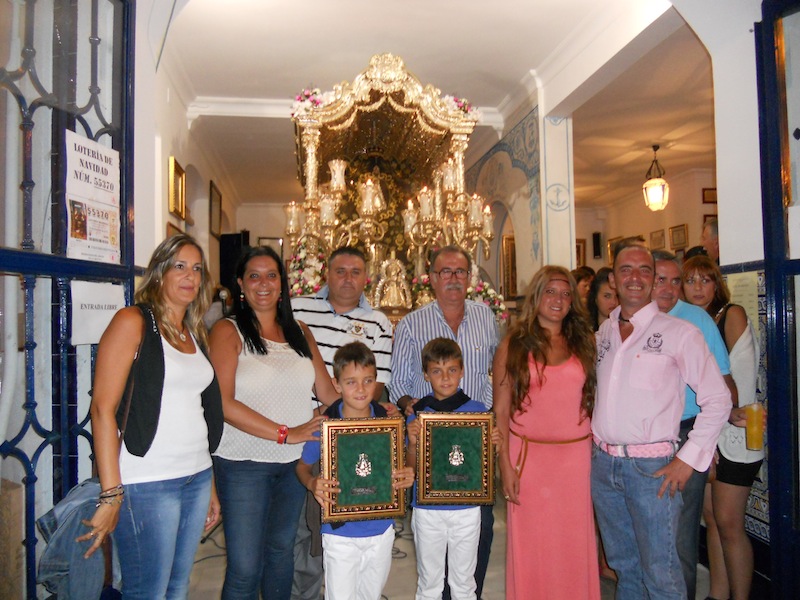 Foto de familia donde están los niños Hugo y Darío de la Fundación Amparo Correa con el Presidente