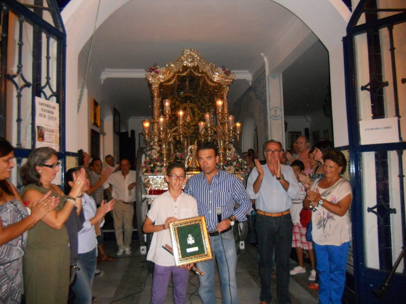 De manos del Hermano Mayor, Juan Vázquez, y en presencia del Presidente Francisco Amorós, Antonio José recibe un regalo de la Hermandad