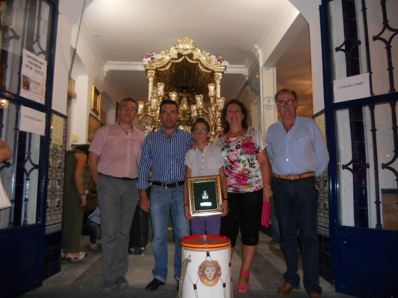 Foto de familia en la que Antonio José está con el Hermano Mayor, el Presidente y sus padres, Antonio Domínguez y Mari Toni Contreras