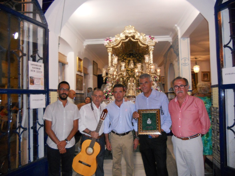 Foto de familia en la que están Agustín P. Figuereo, Presidente del Consejo de Hermandades y Cofradías de Isla Cristina, el Hermano Mayor Juan Vázquez Malavé y el Presidente de la Hermandad, Francisco Amorós con Andrés