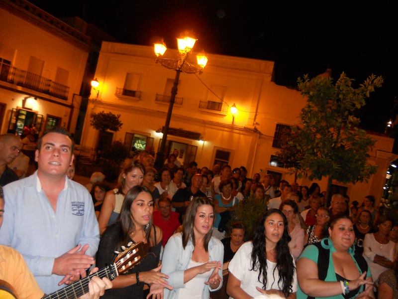 Ambiente de la Plaza mientras cantaba el Coro.