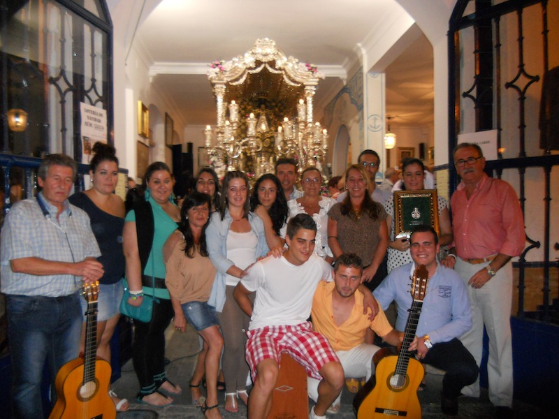 El Coro de la Hermandad de la Virgen del Mar en compañía de la Alcaldesa, el Hermano Mayor, Juan Vázquez, el Presidente del Consejo, Agustín P. Figuereo y el Presidente de la Hermandad, Francisco Amorós.