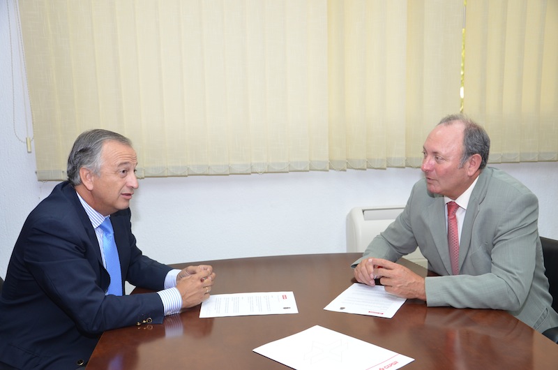 El director de CEPSA Refinería ‘La Rábida’, Rafael Martínez-Cañavate, y el presidente de la Hermandad de Nuestra Señora del Rocío de Huelva, Juan Ferrer Luna