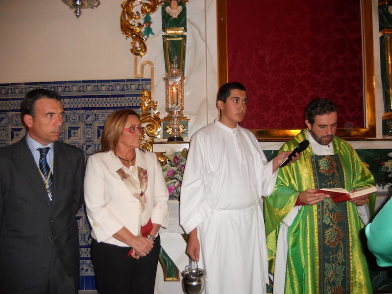 Momentos de la bendición del retablo por parte del Director Espiritual, D. Carlos Javier Rodríguez Parra en presencia del Hermano Mayor, Juan Vázquez, la Alcaldesa, María Luísa Faneca y el Presidente Francisco Amorós