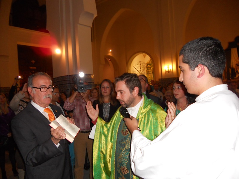 Momentos de la bendición del retablo por parte del Director Espiritual, D. Carlos Javier Rodríguez Parra en presencia del Hermano Mayor, Juan Vázquez, la Alcaldesa, María Luísa Faneca y el Presidente Francisco Amorós